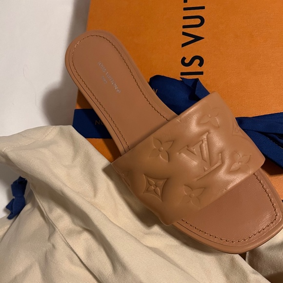Cream LV slides - Picture 1 of 5